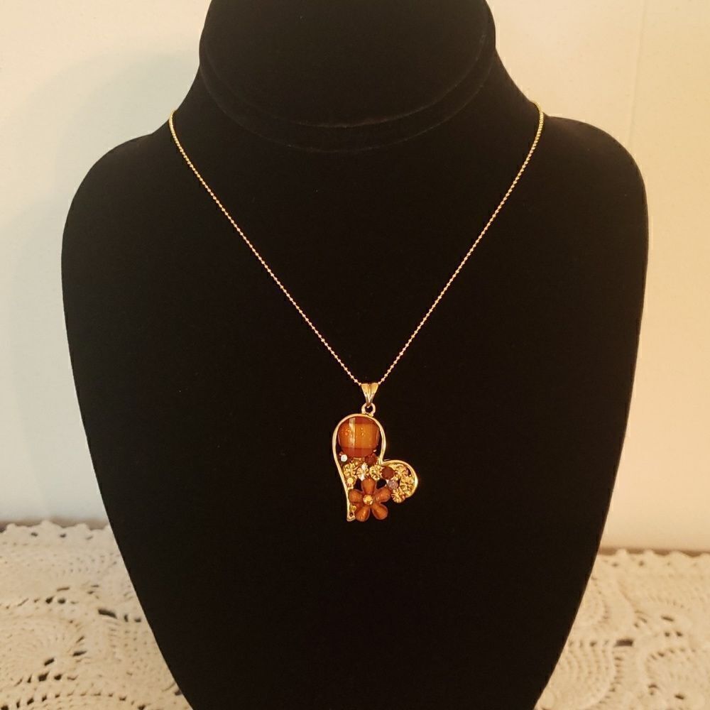 NWT Gorgeous Asymmetrical Heart Shaped Sparkly Pendant Necklace - Picture 3 of 8